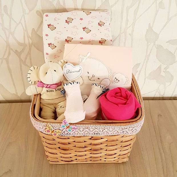 बच्चा Essentials in Basket for Girls Baby Shower