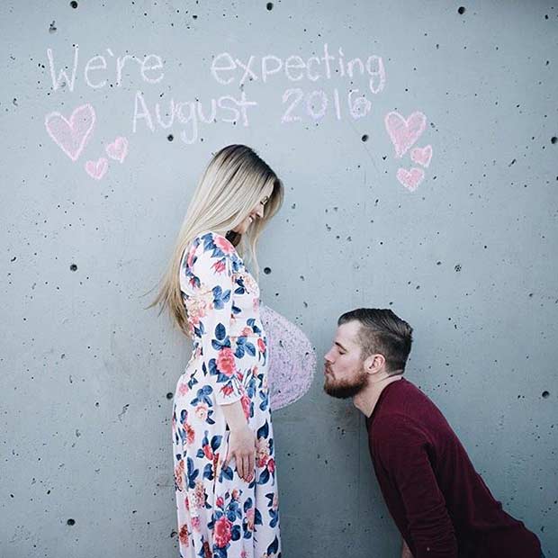 Süper Cute Pregnancy Announcement on a Wall 