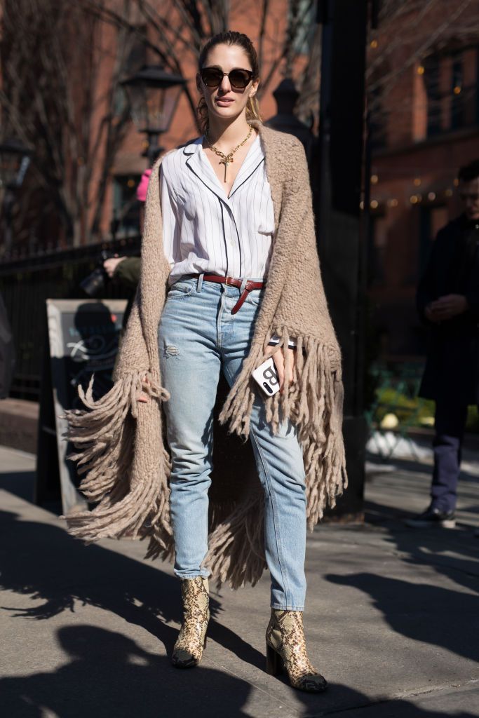 Kadın in jeans and a poncho