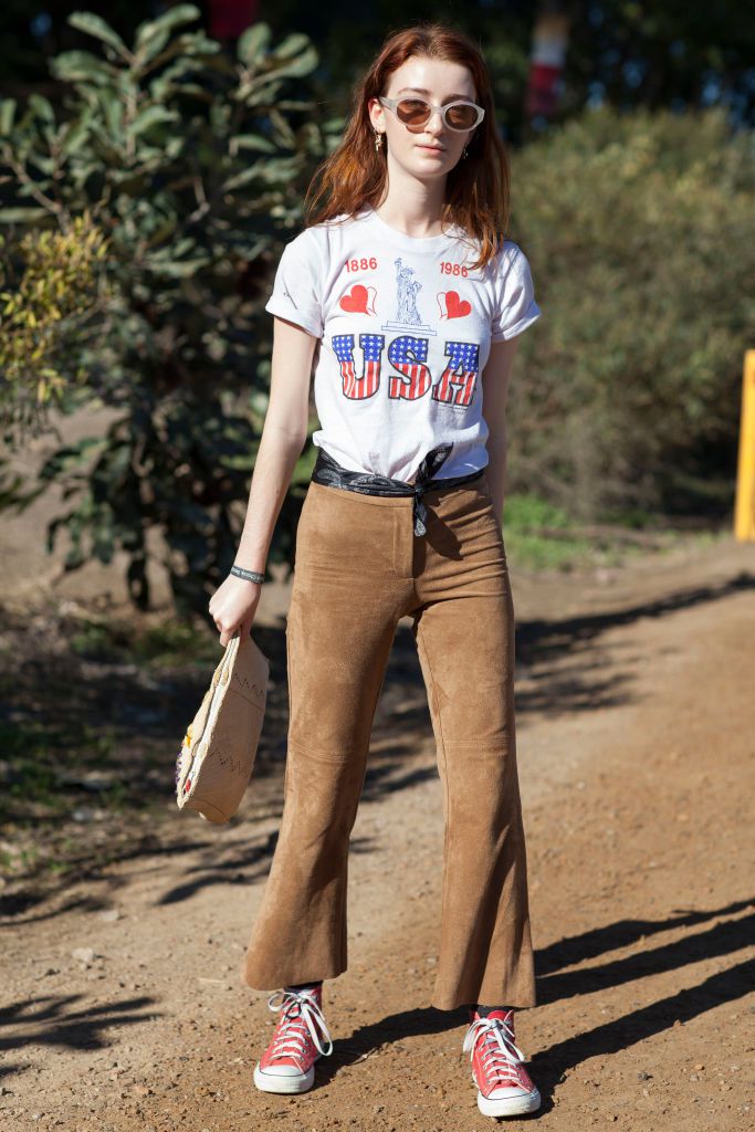 Femeie in t-shirt and suede pants