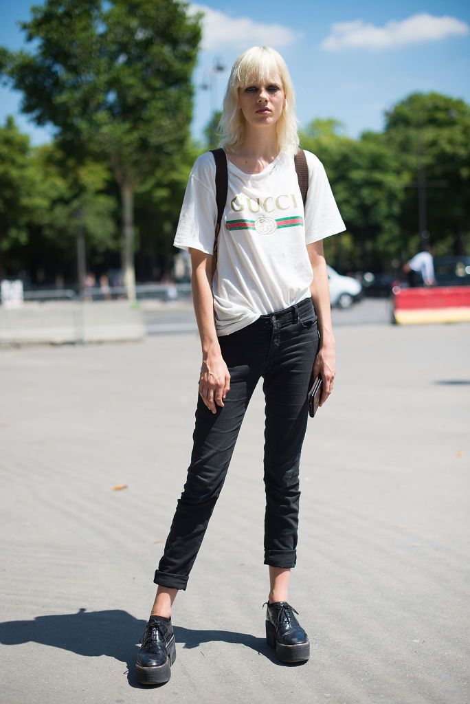Kvinna in t-shirt and black jeans