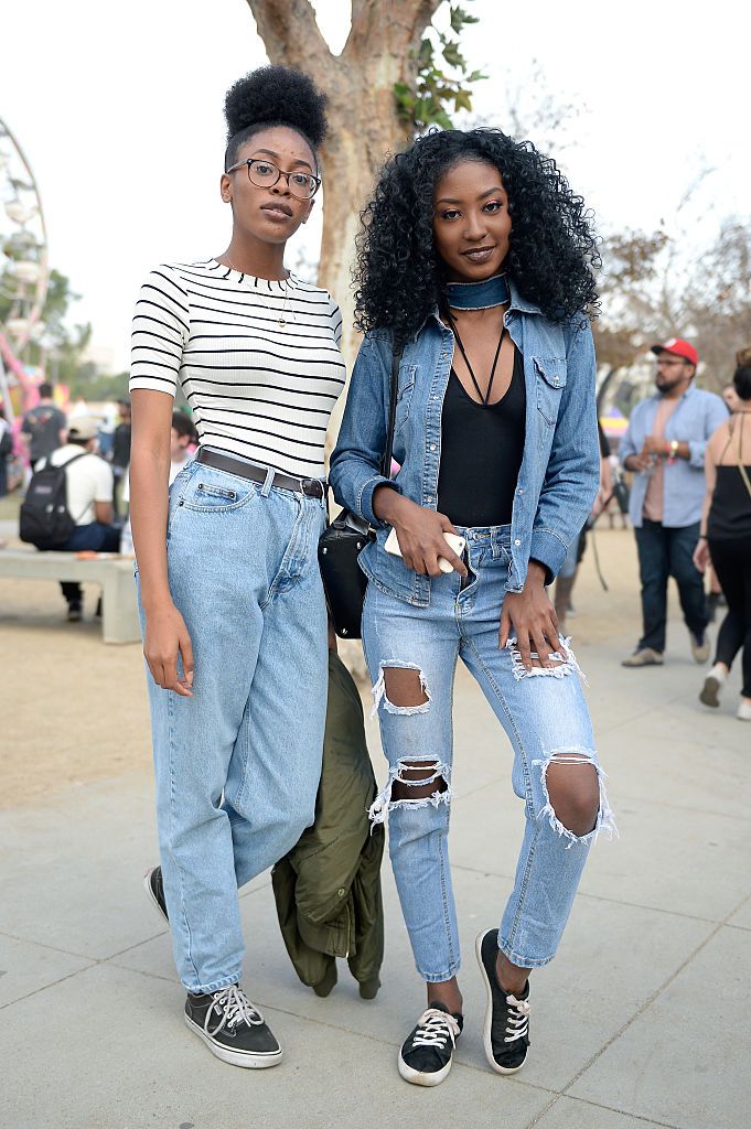 İki women wearing jeans