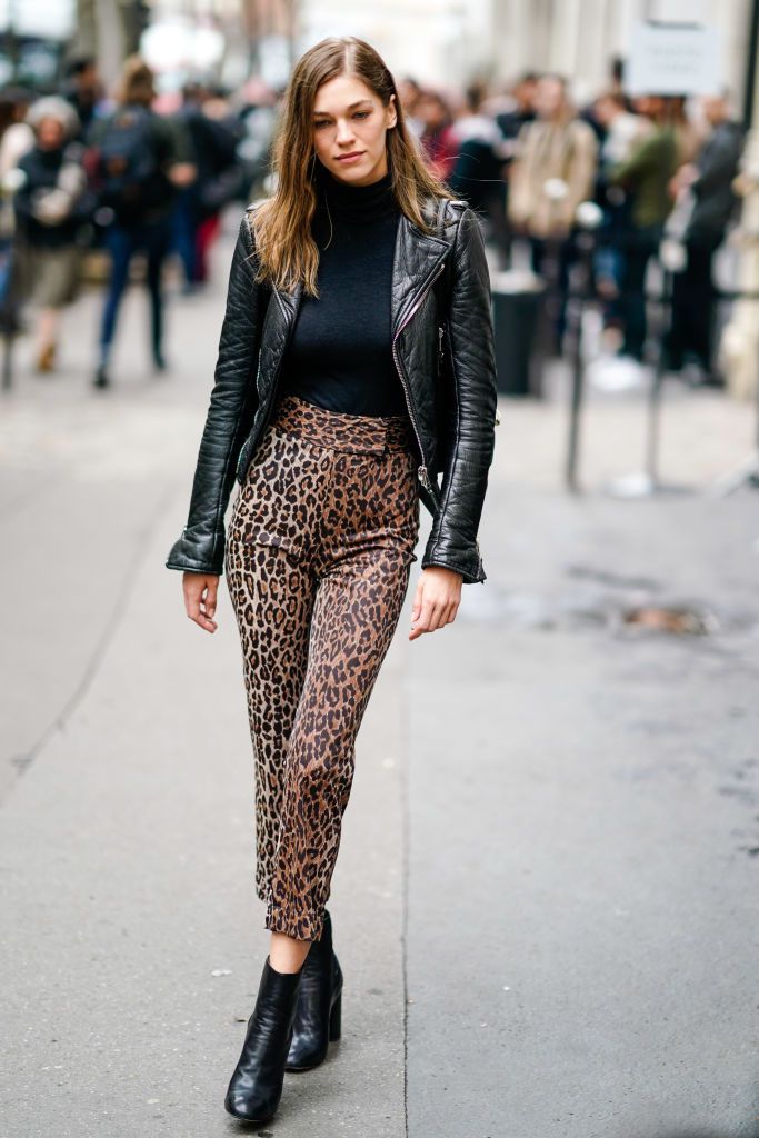 कामुक street style in leopard print pants