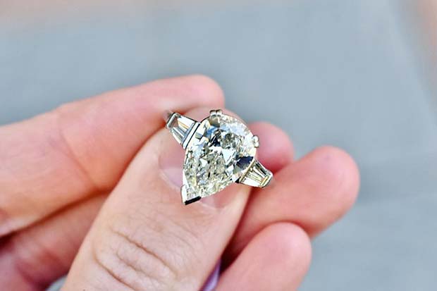 Kruška Shaped Diamond Ring