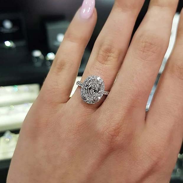 शानदार Oval Diamond Ring