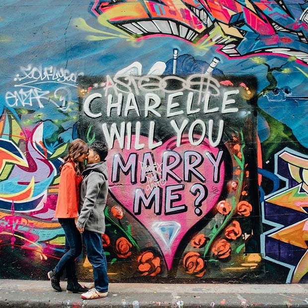 रचनात्मक Graffiti Wedding Proposal