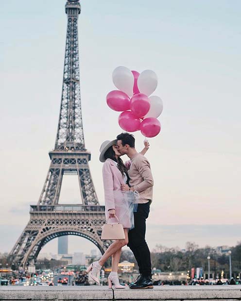 Cuplu's Photo in the City of Love Paris for Romantic Engagement Photo Idea