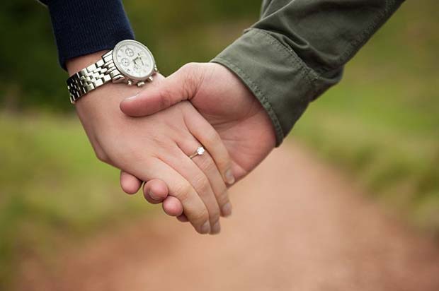 युगल Holding Hands Picture for Romantic Engagement Photo Idea 