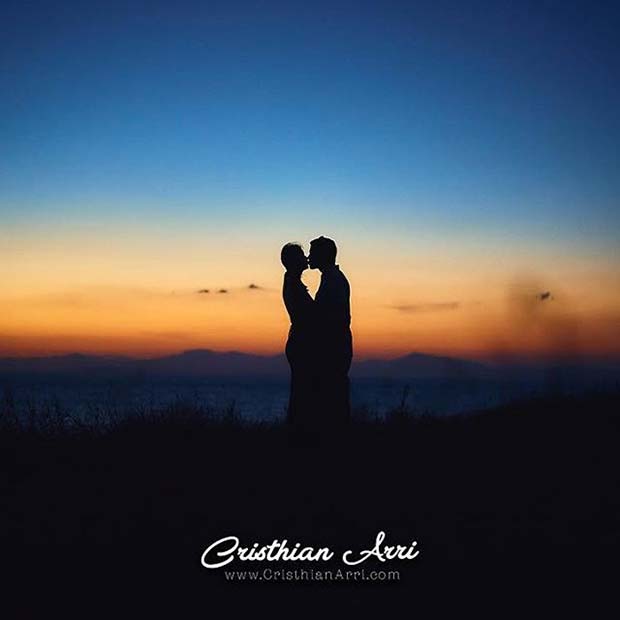 प्रेम प्रसंगयुक्त Couple at Sunset Photo for Romantic Engagement Photo Ideas