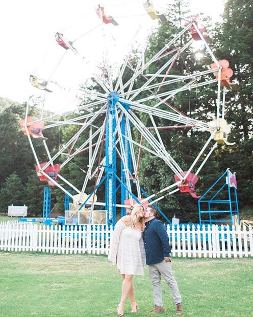 कार्निवाल Ferris Wheel Photo for Romantic Engagement Photo Idea