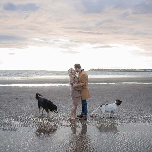 प्यारा Couple with Dogs on the Beach for Romantic Engagement Photo Idea