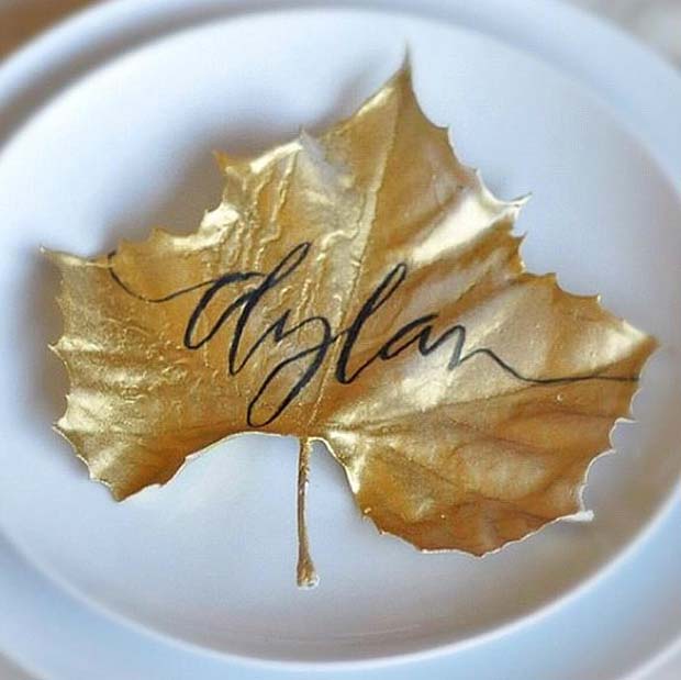 रचनात्मक Leaf Reception Place Cards for Fall Wedding Idea