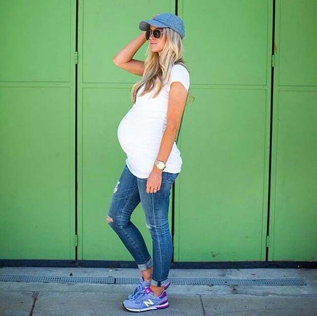 Неформалан T shirt and Jeans Maternity Outfit 