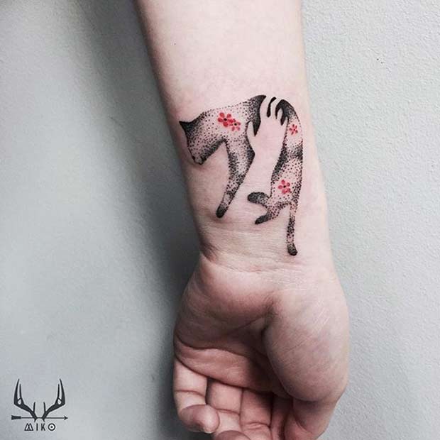 น่ารัก Cat Design for Women's Wrist Tattoo Ideas