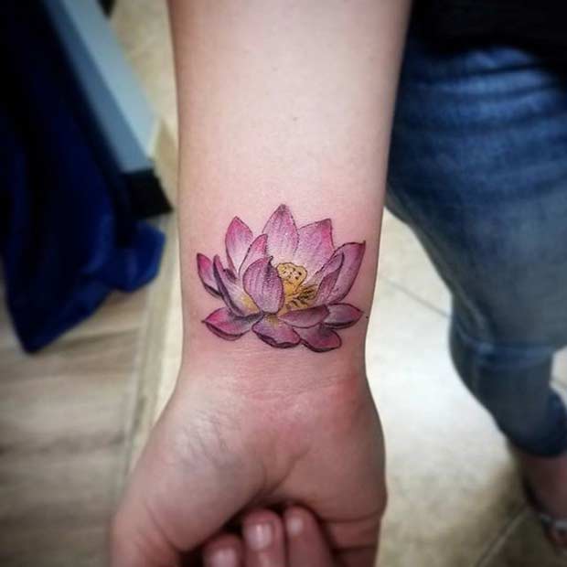 Rózsaszín Lotus Idea for Women's Wrist Tattoo