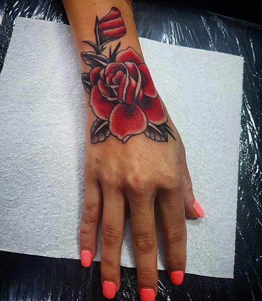 สีแดง Rose Bold Wrist Tattoo Idea for Women
