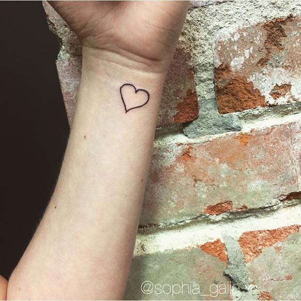 Hjärta Outline Women's Wrist Tattoo Idea