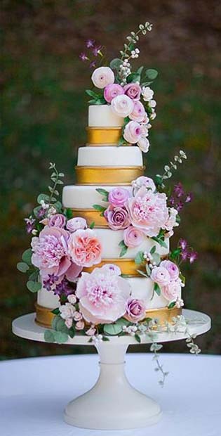 Lyxig White and Gold Cake with Soft Flowers for Summer Wedding Cakes