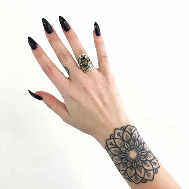 महिलाओं's Mandala Wrist Tattoo