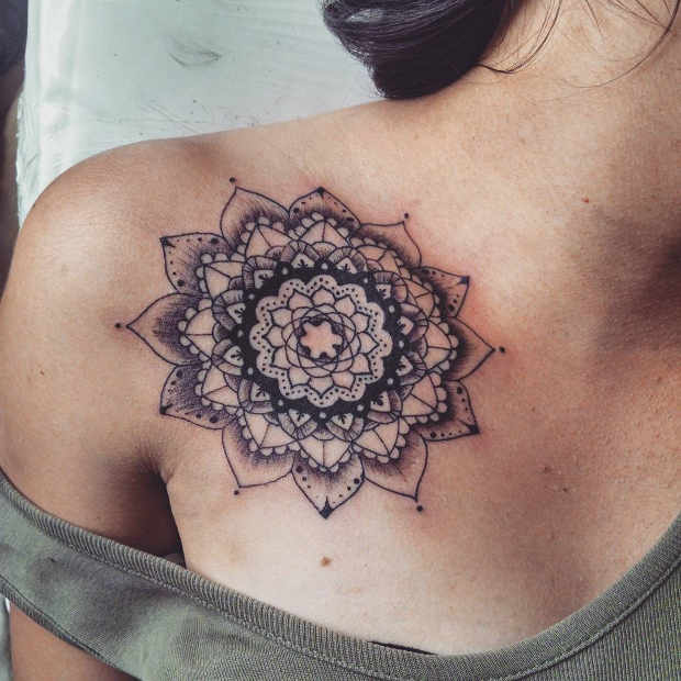 ผู้หญิง's Collar Bone Mandala Tattoo