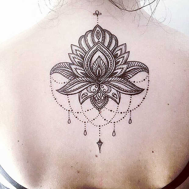Kvinnor's Back Mandala Tattoo