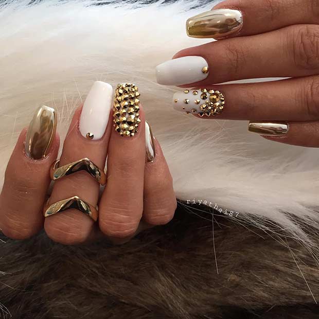 Мат White and Metallic Gold Nails