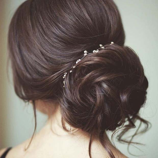 ढीला Bun with Pearl Accessory Hair Idea for Prom