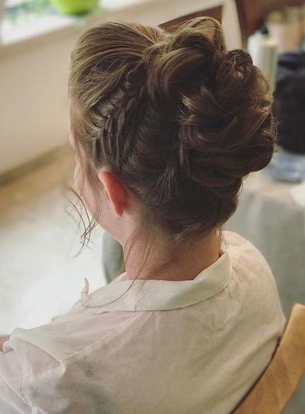 पक्ष Braids and Bun Hairstyle Idea for Prom