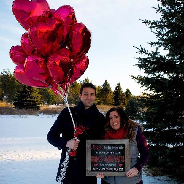 दिल Balloons and Chalkboard Pregnancy Announcement 