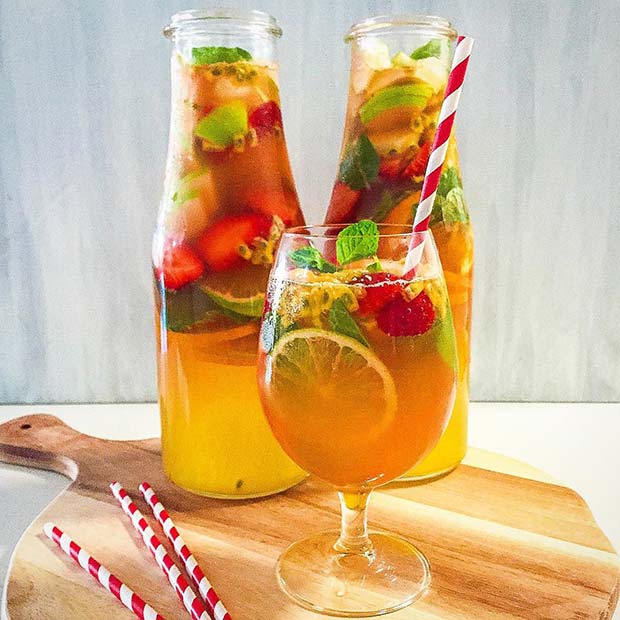 बोतलबंद Boozy Punch for Summer Cocktails for a Crowd 