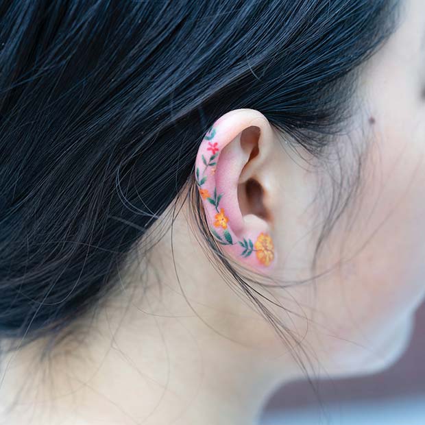ที่มีสีสัน Floral Ear Tattoo Idea