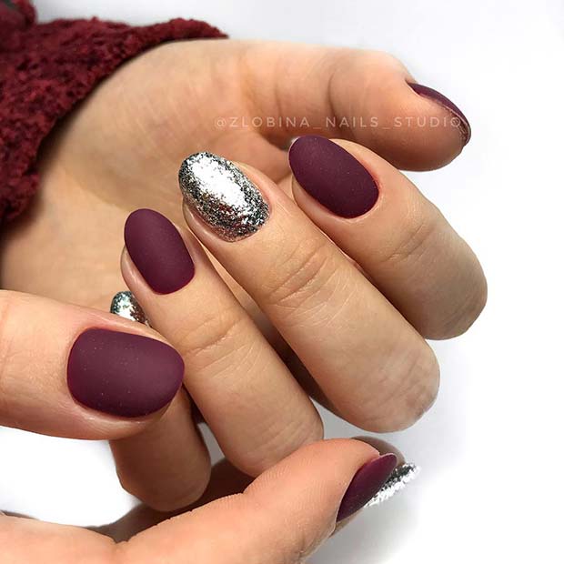 मैट Burgundy and Silver Nails
