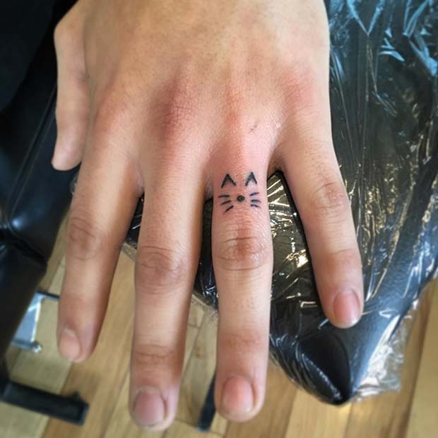 Küçük Cat Finger Tattoo