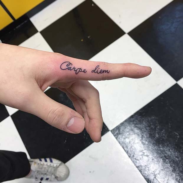 Alıntı Carpe Diem Finger Tattoo