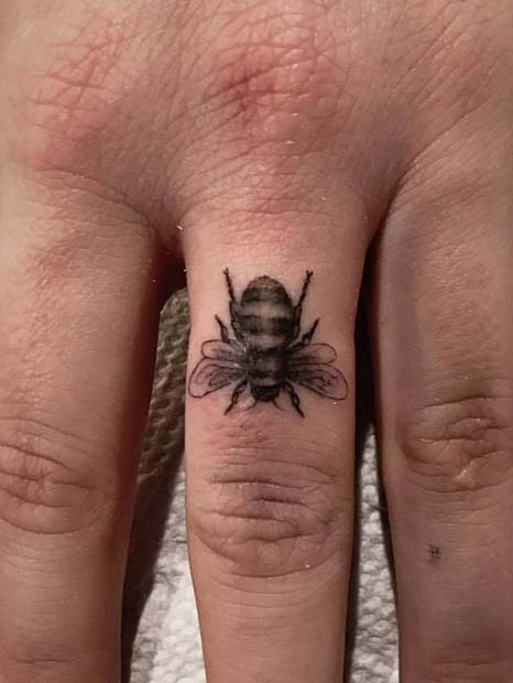 प्यारा Bee Finger Tattoo