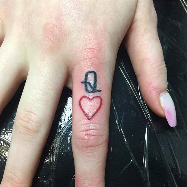 พระราชินี of Hearts Finger Tattoo Design