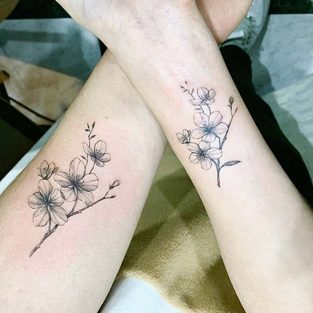Матцхинг Flower Sibling Tattoos 