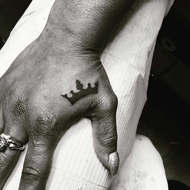 Fekete Ink Crown Hand Tattoo Idea for Women