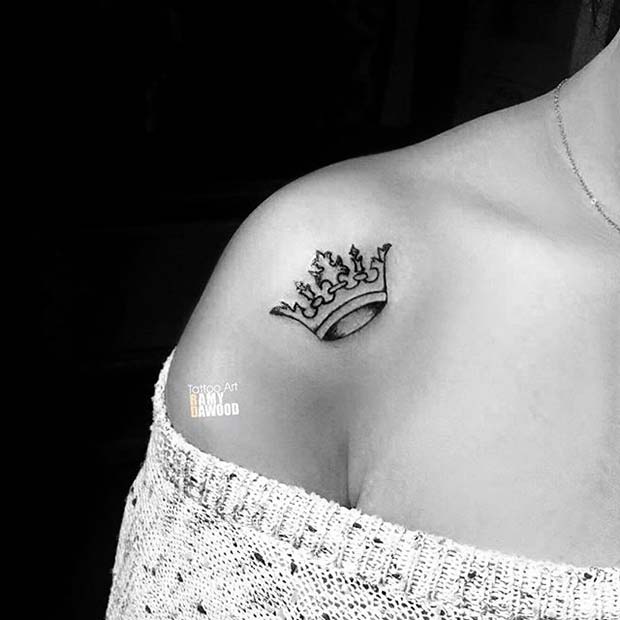 कंधा Black Crown Tattoo Design Idea for Women