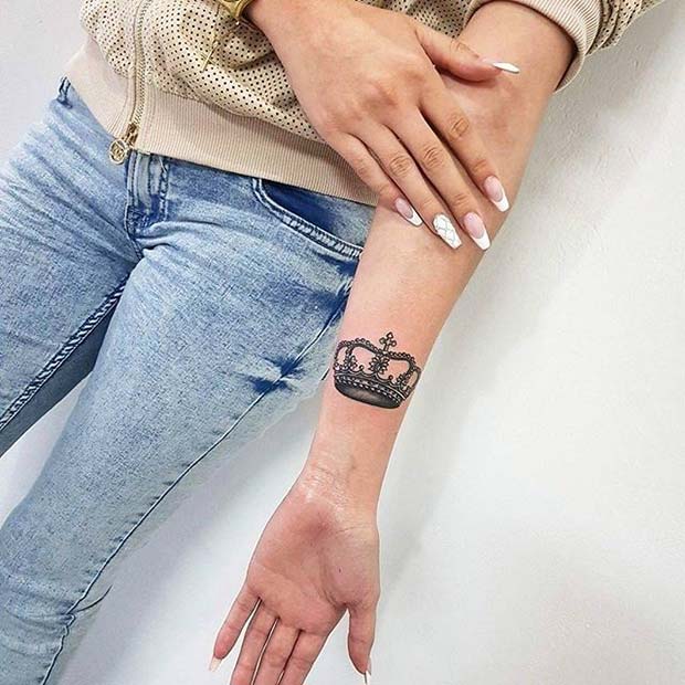Trendig Crown Arm Tattoo Idea for Women