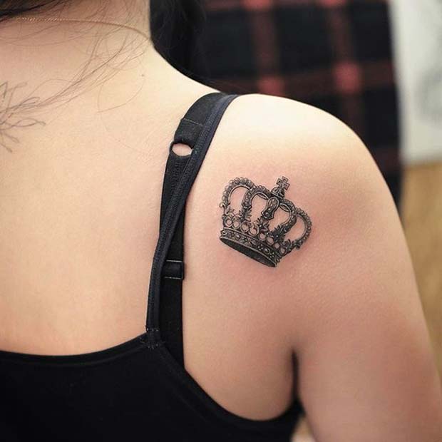 Váll Crown Tattoo Idea for Women