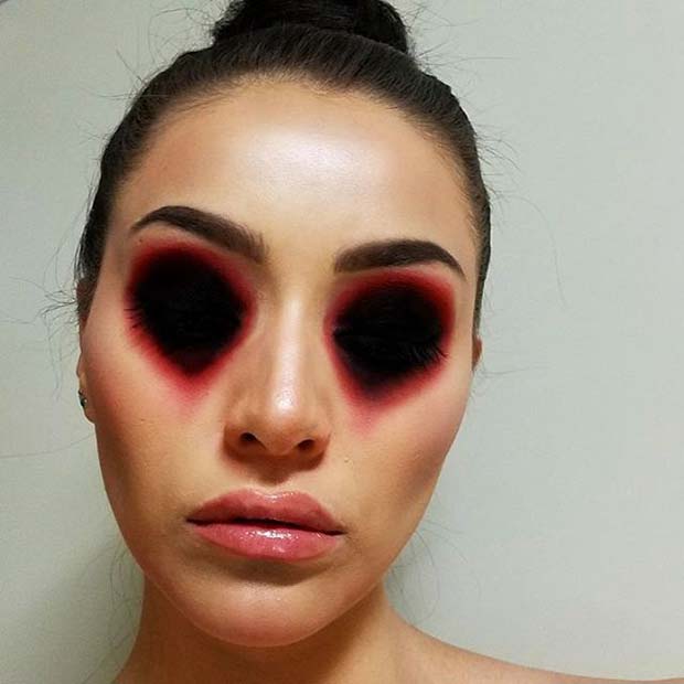 लापता Eyes Makeup for Creative DIY Halloween Makeup Ideas
