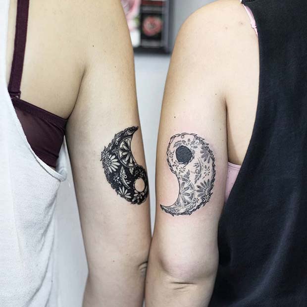 Edinstveno Yin and Yang Tattoo Idea for Friends 