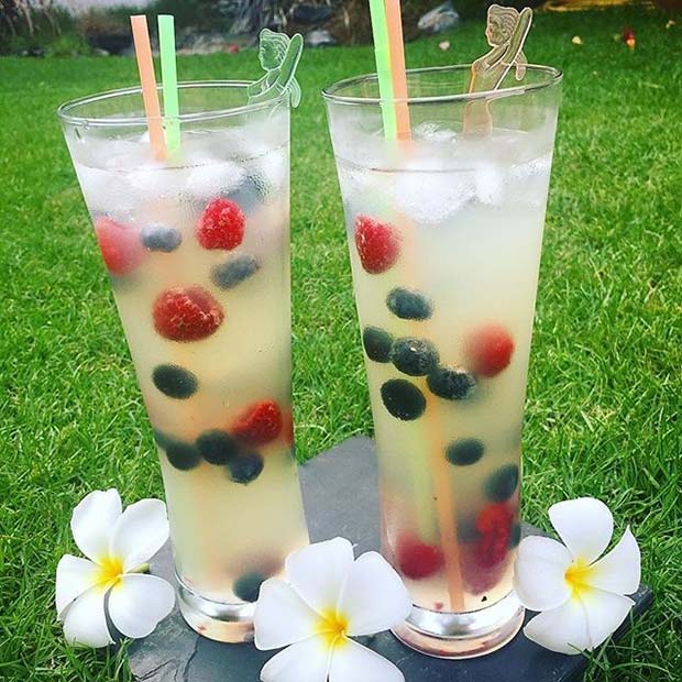 Rum, Lemonade and Berry Fruity Summer Cocktail Idea for Women