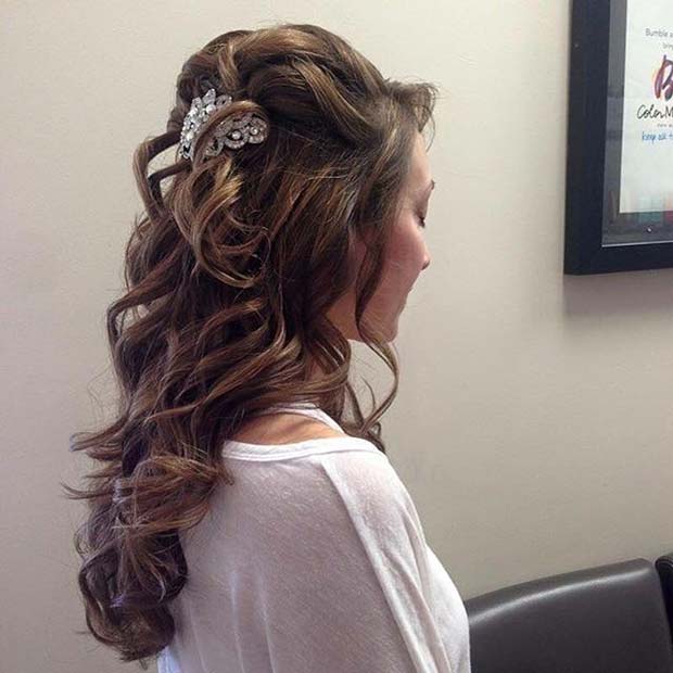 kıvırcık Half Up Hair with Accessory for Wedding Hair Idea