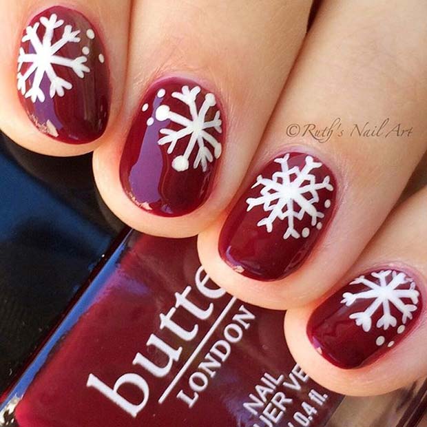 Sötét Red Nails With White Snowflakes