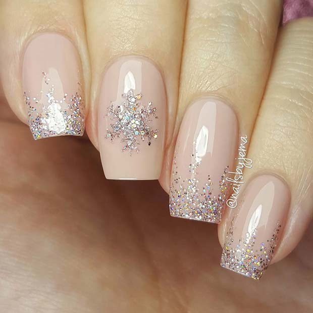 מַדְהִים Snowflake and Glitter Nails
