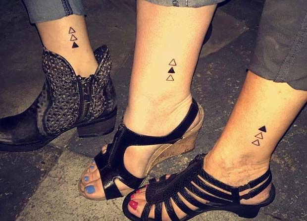 Eleganten Triangular Tattoo Designs for Popular Mother Daughter Tattoos