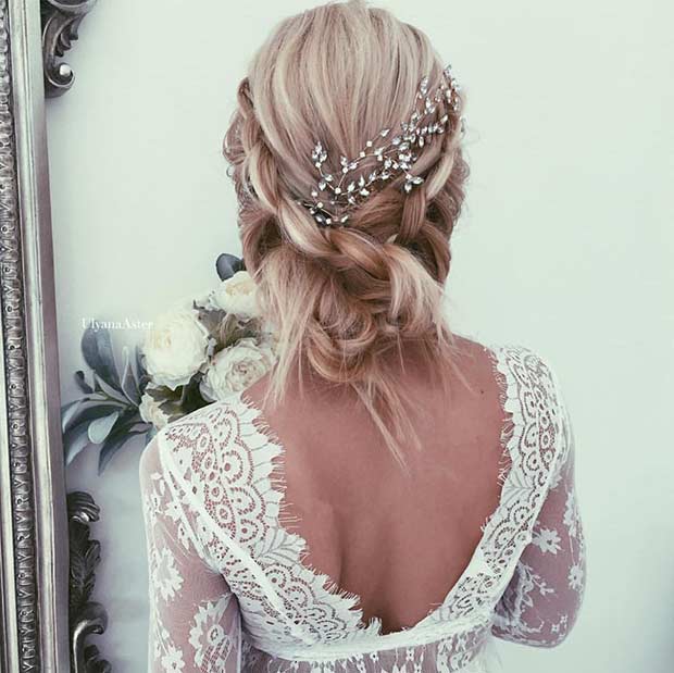 Romantisk Wedding Updo with a Hairpiece