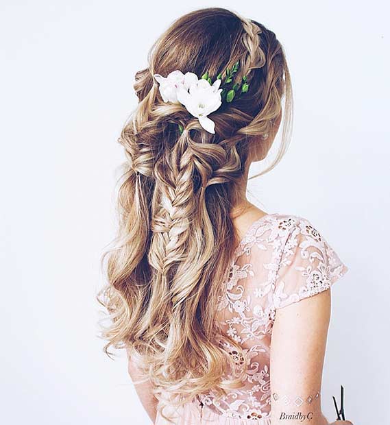 bohemisk Half Up Wedding Hairstyle with Braids and Flowers